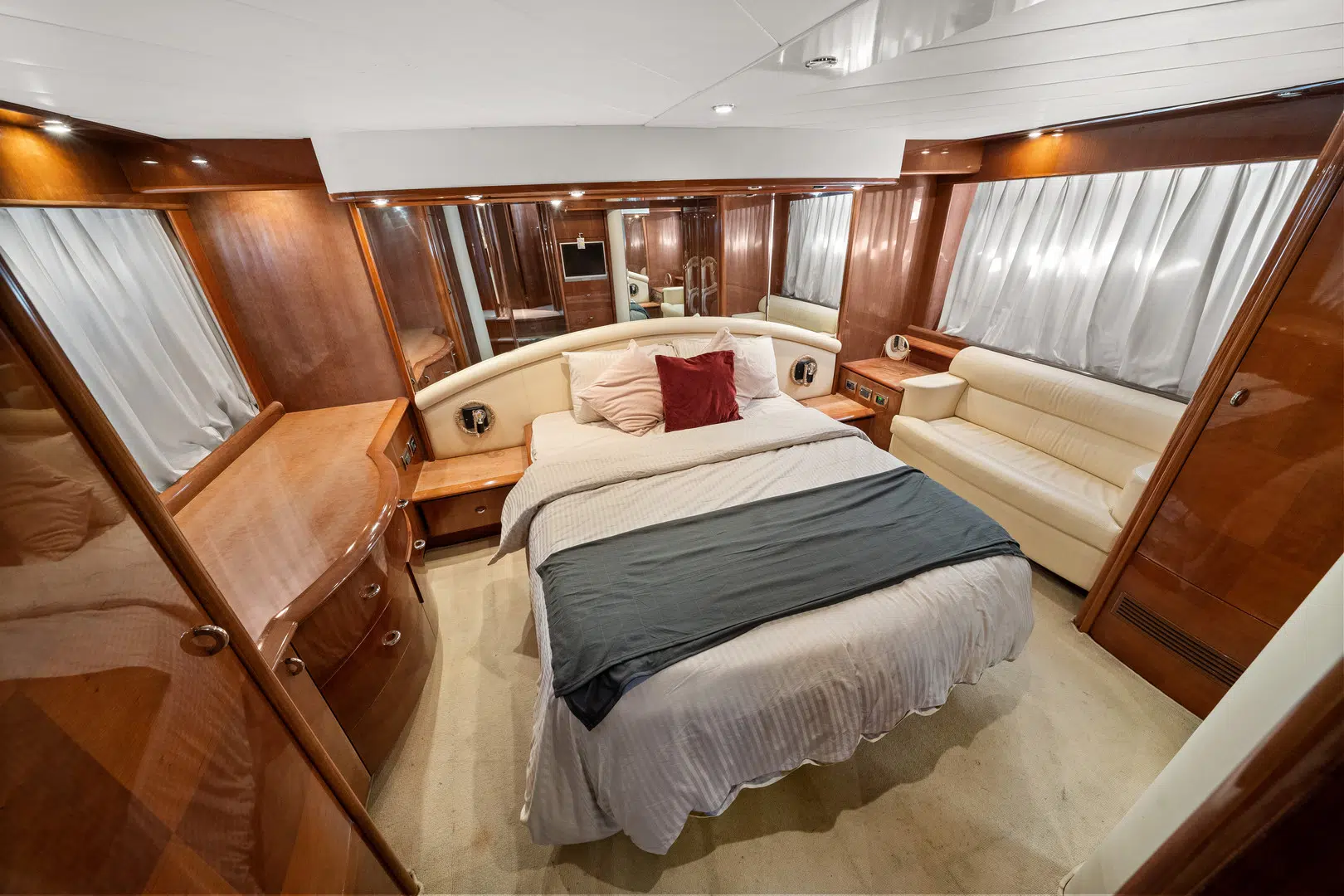 YACHT-RENTAL-DUBAI-LN-68-8.jpeg