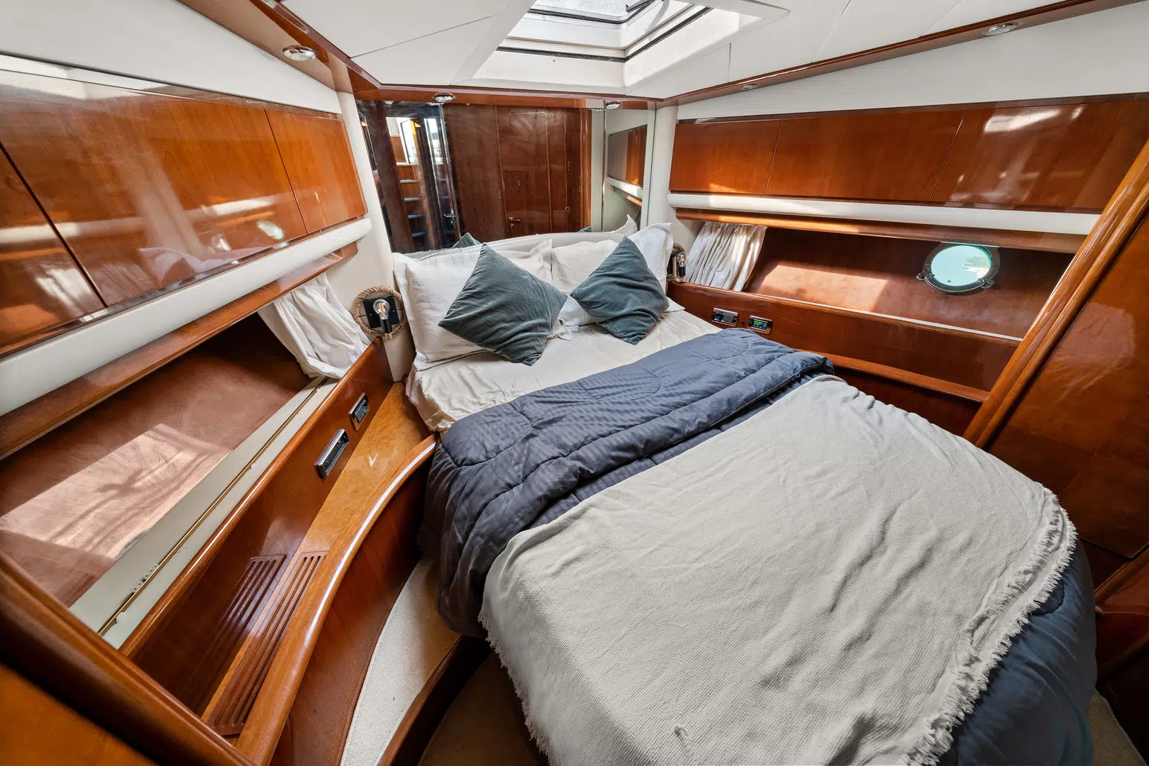 YACHT-RENTAL-DUBAI-LN-68-9.jpeg